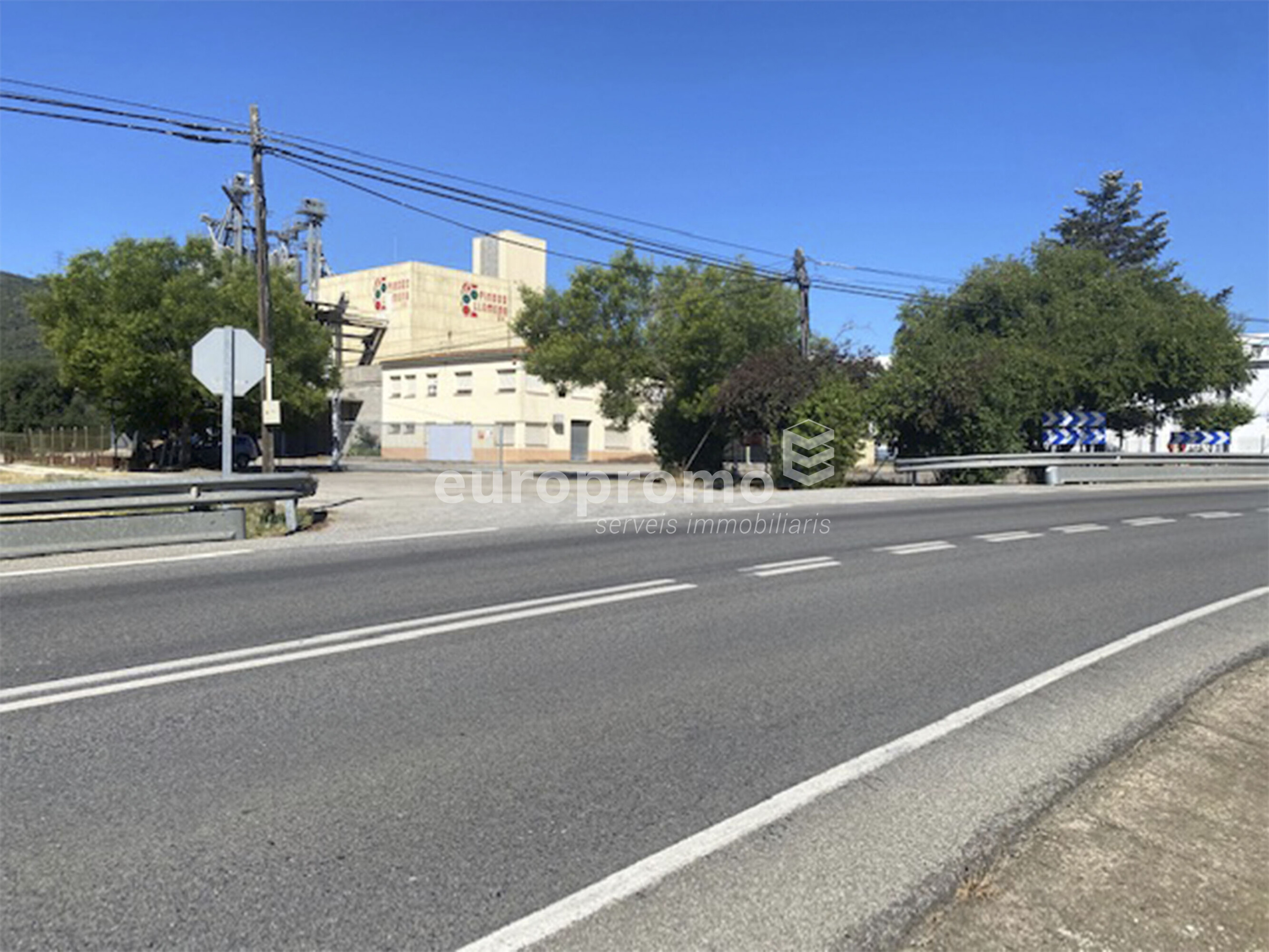 Solar industrial de 8.901m2 situado a 5 minutos de la salida AP7 de Girona.